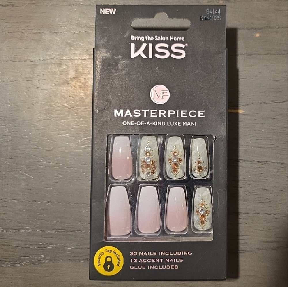 KISS Masterpiece Pink and Gold Nail Set